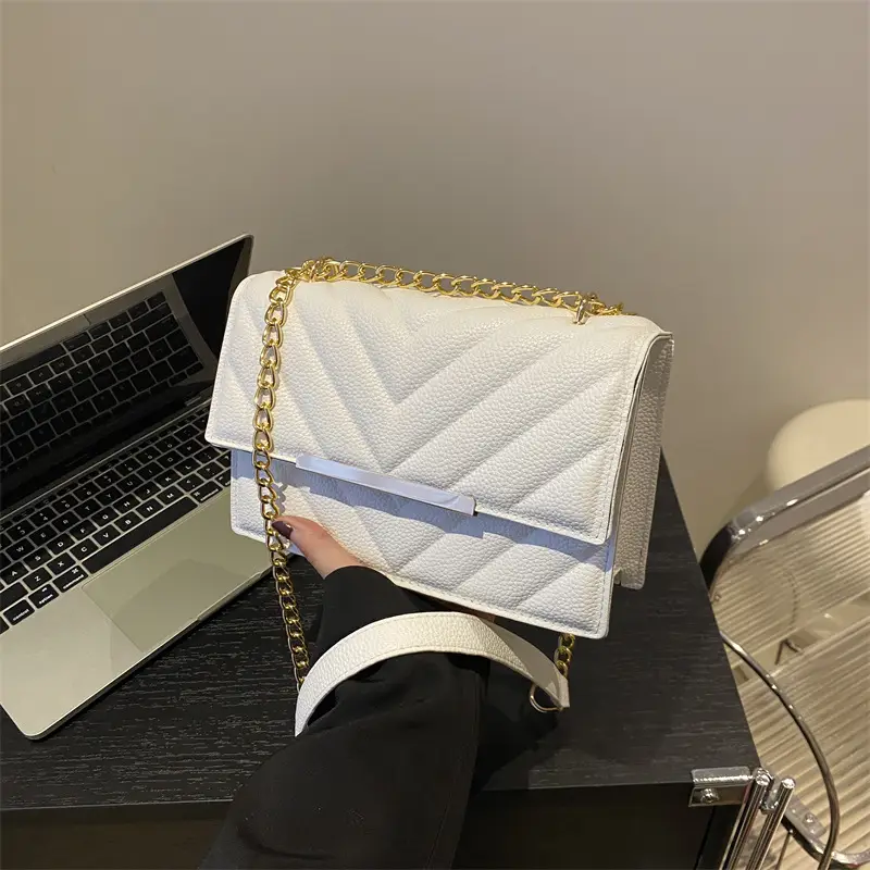White Rhombus Chain Messenger Bag 2024 - Image 4