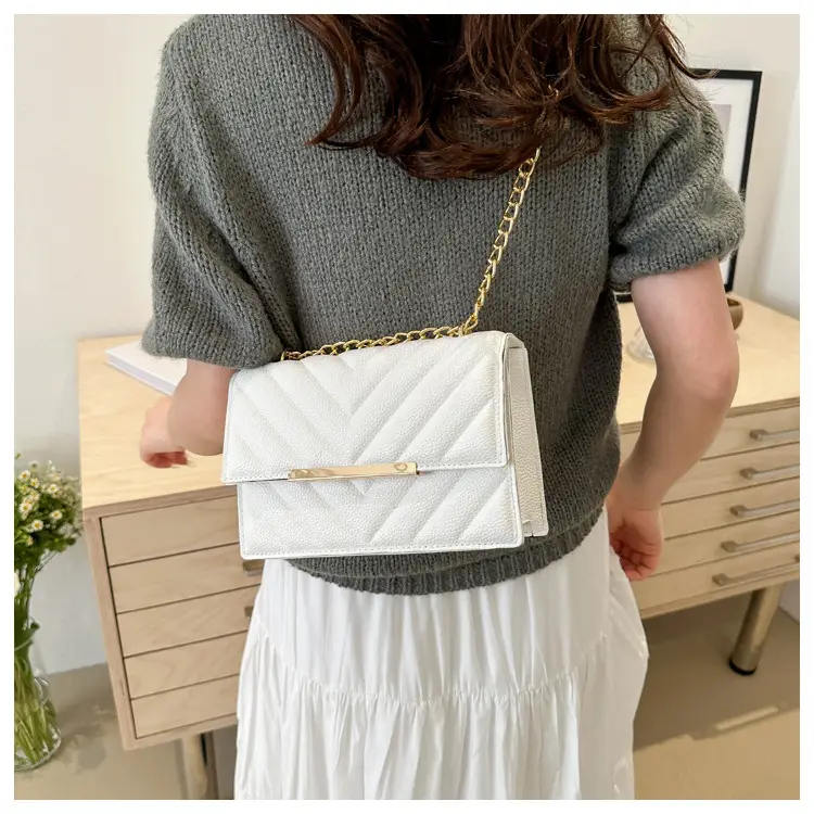White Rhombus Chain Messenger Bag 2024 — feature 11