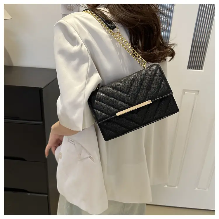 White Rhombus Chain Messenger Bag 2024 — feature 12