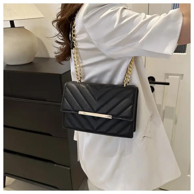 White Rhombus Chain Messenger Bag 2024 — feature 13