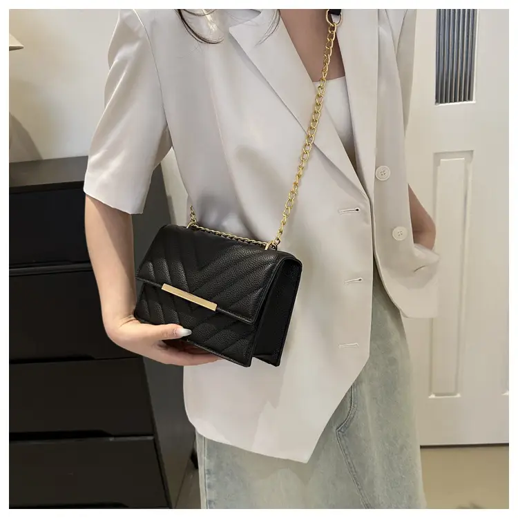 White Rhombus Chain Messenger Bag 2024 — feature 14