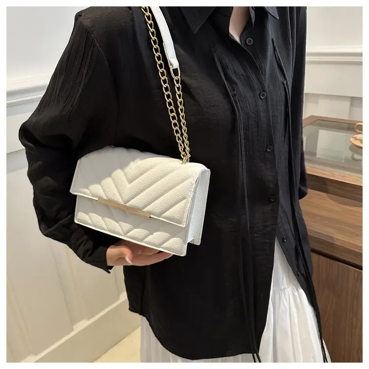 White Rhombus Chain Messenger Bag 2024 — feature 7