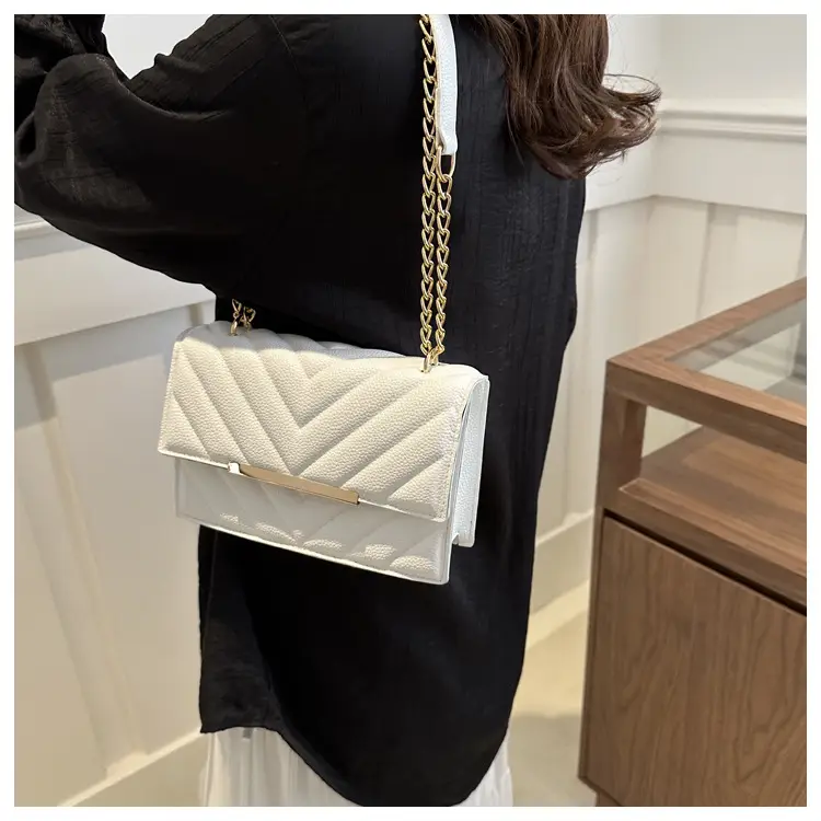 White Rhombus Chain Messenger Bag 2024 — feature 8