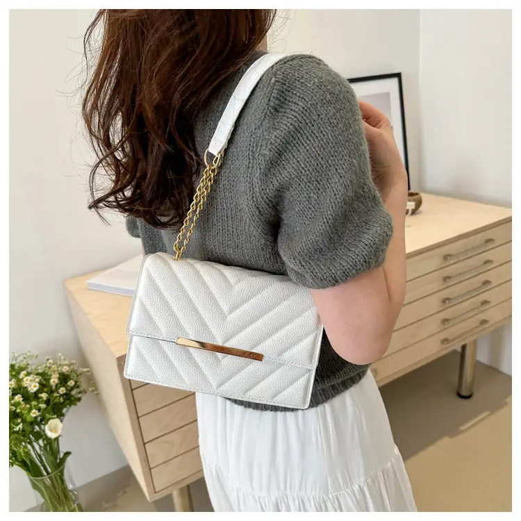 White Rhombus Chain Messenger Bag 2024 — feature 9
