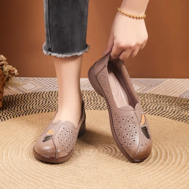 Popular Mom Shoes, Summer Style Flats, Middle-Aged and Elderly Women's Flat Non-Slip Shoes, Summer Genuine Leather Sandals, Hole-Style Sandals - Image 8