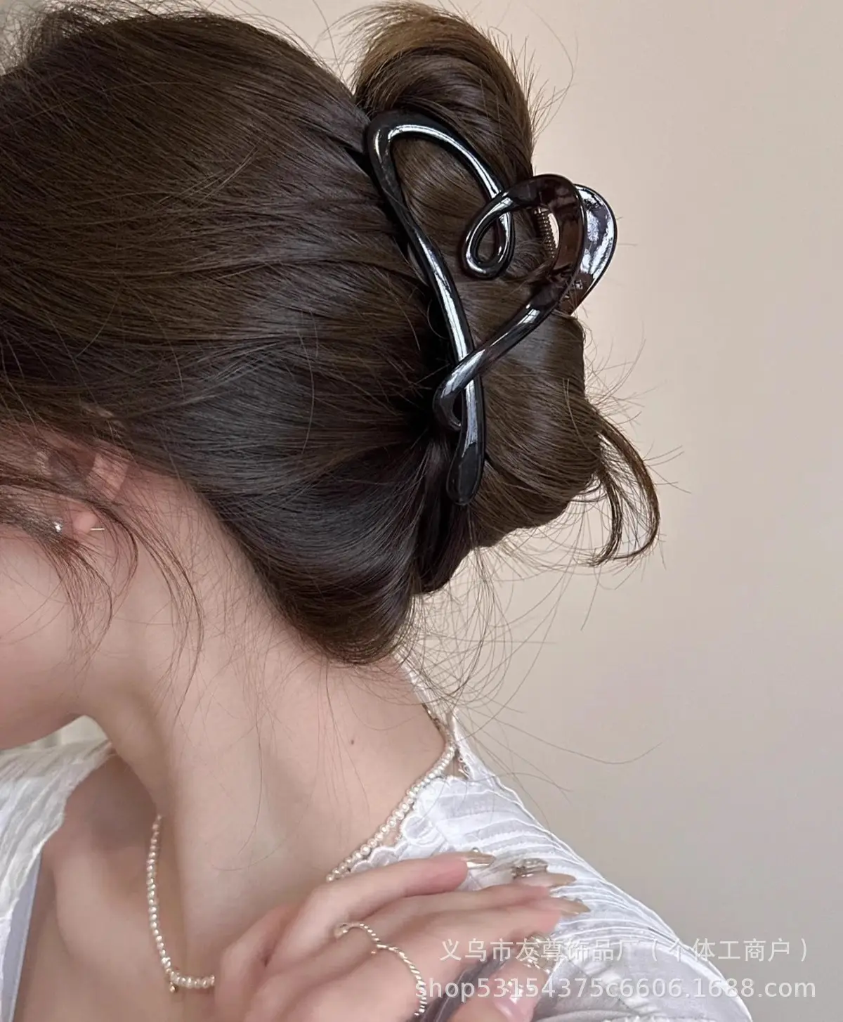 Large Black Shark Hair Clip for Women 12cm — feature 7