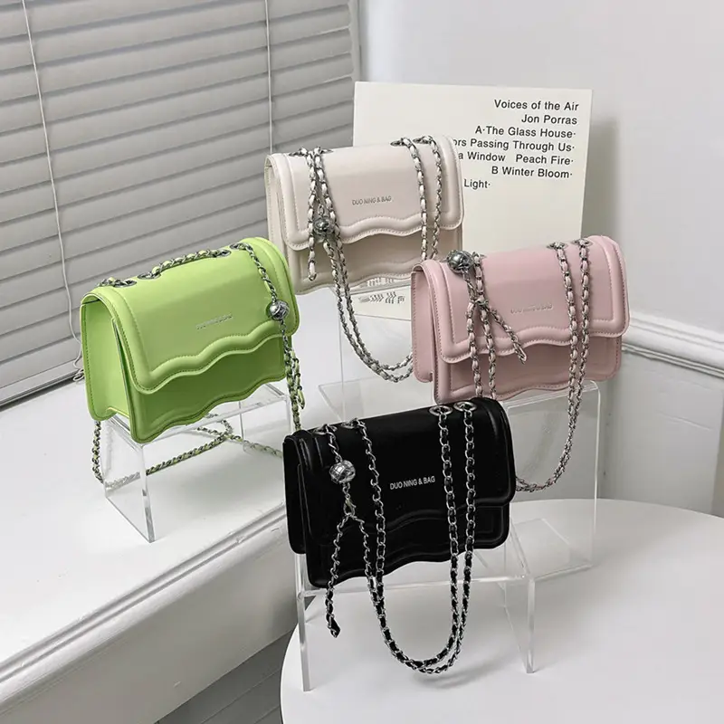 Retro Women's Chain Crossbody Bag White 2024