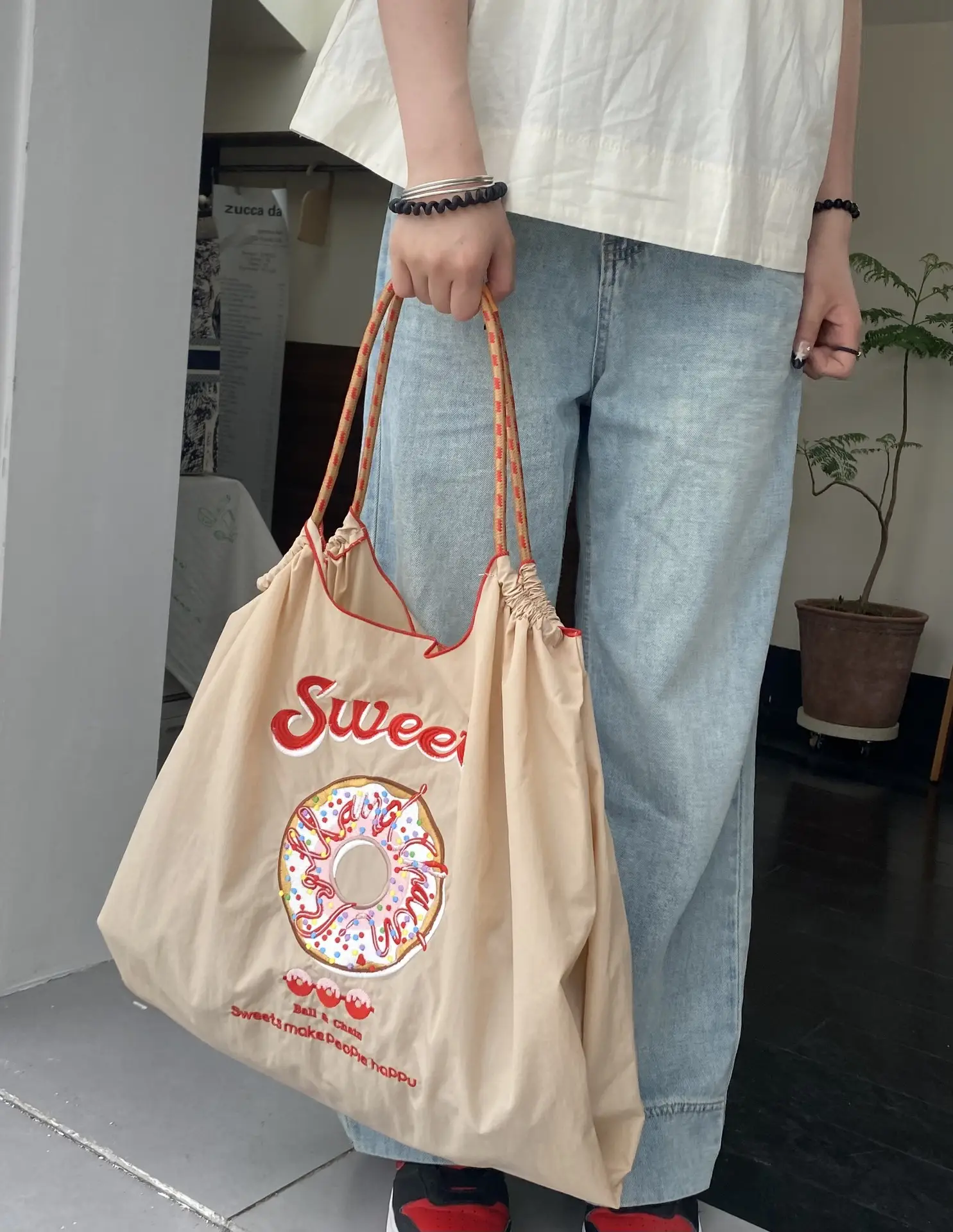 Sweet Donut Embroidered Black Tote Bag Large Capacity — feature 4