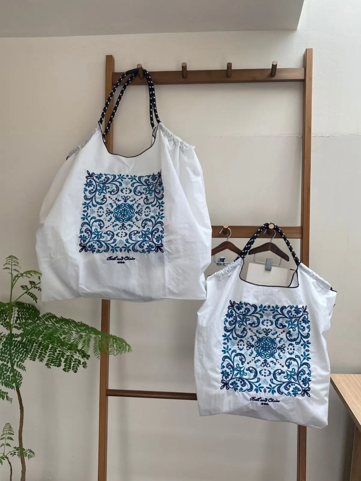 New White Tenghua Embroidered Crossbody Bag Set - Image 6