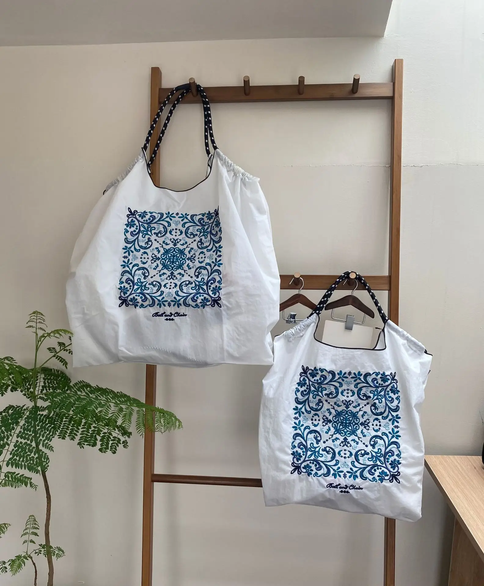 New White Tenghua Embroidered Crossbody Bag Set — feature 3