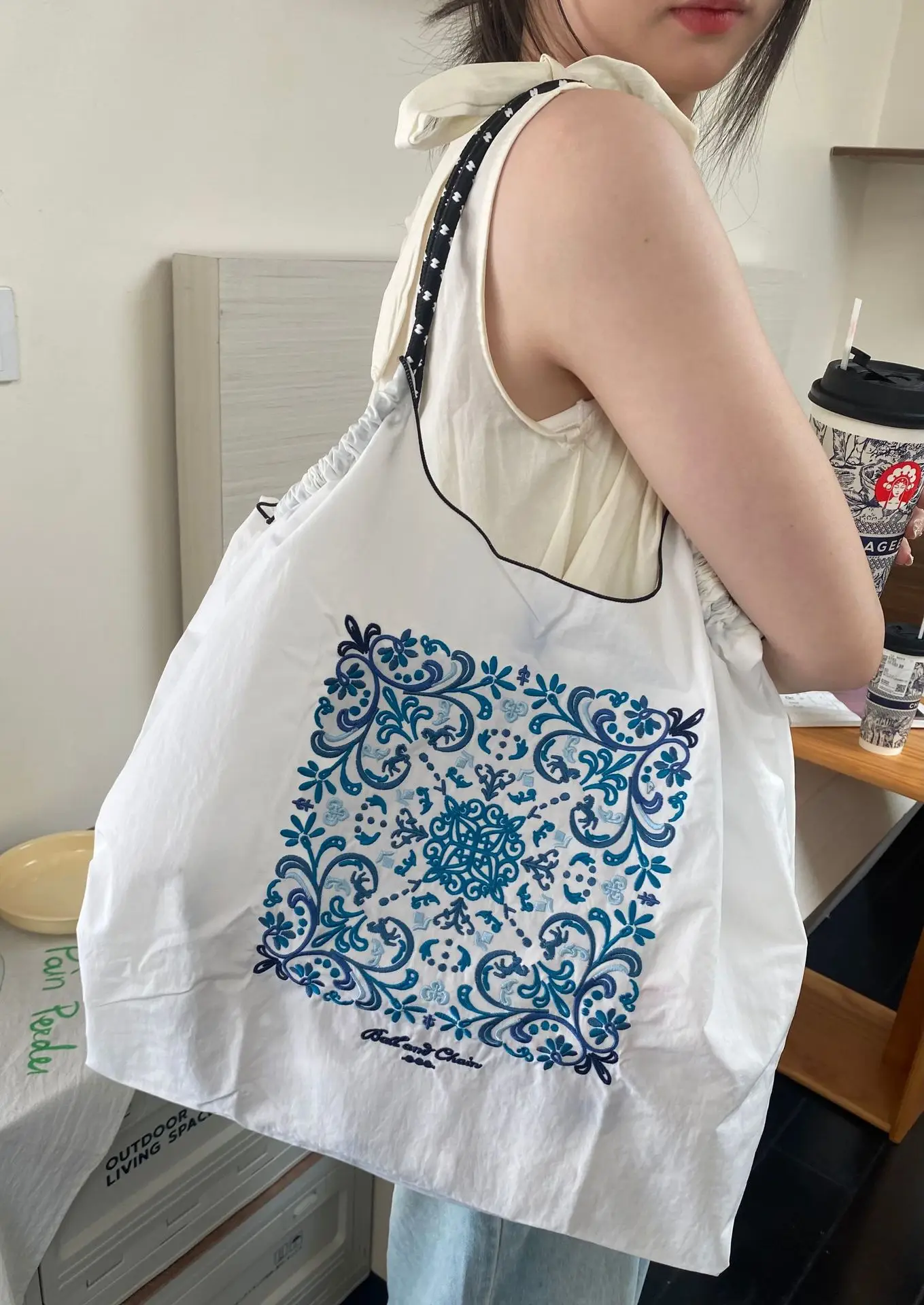 New White Tenghua Embroidered Crossbody Bag Set — feature 4