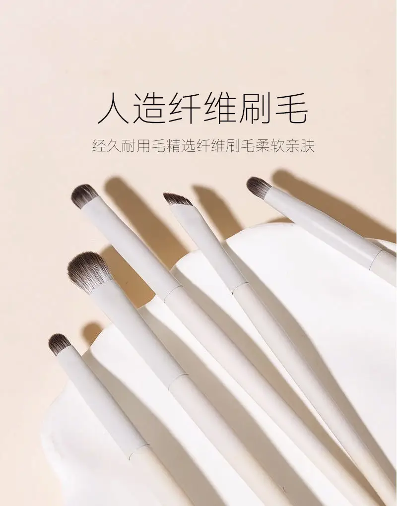 White Synthetic Fiber Eye Shadow Brush — feature 38