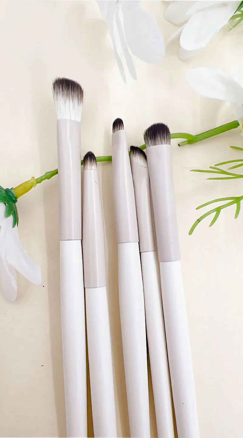 White Synthetic Fiber Eye Shadow Brush — feature 43