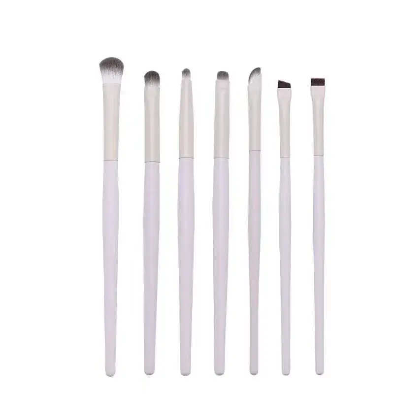White Synthetic Fiber Eye Shadow Brush - Image 3