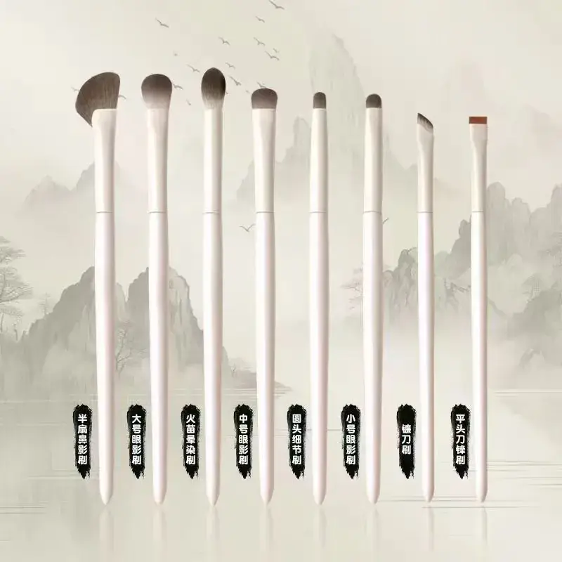 White Synthetic Fiber Eye Shadow Brush - Image 4