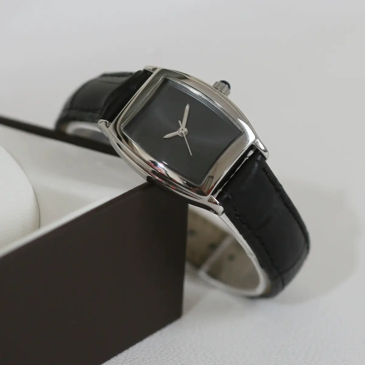 Women's Light Luxury Watch 2026 Black Blue White — feature 11