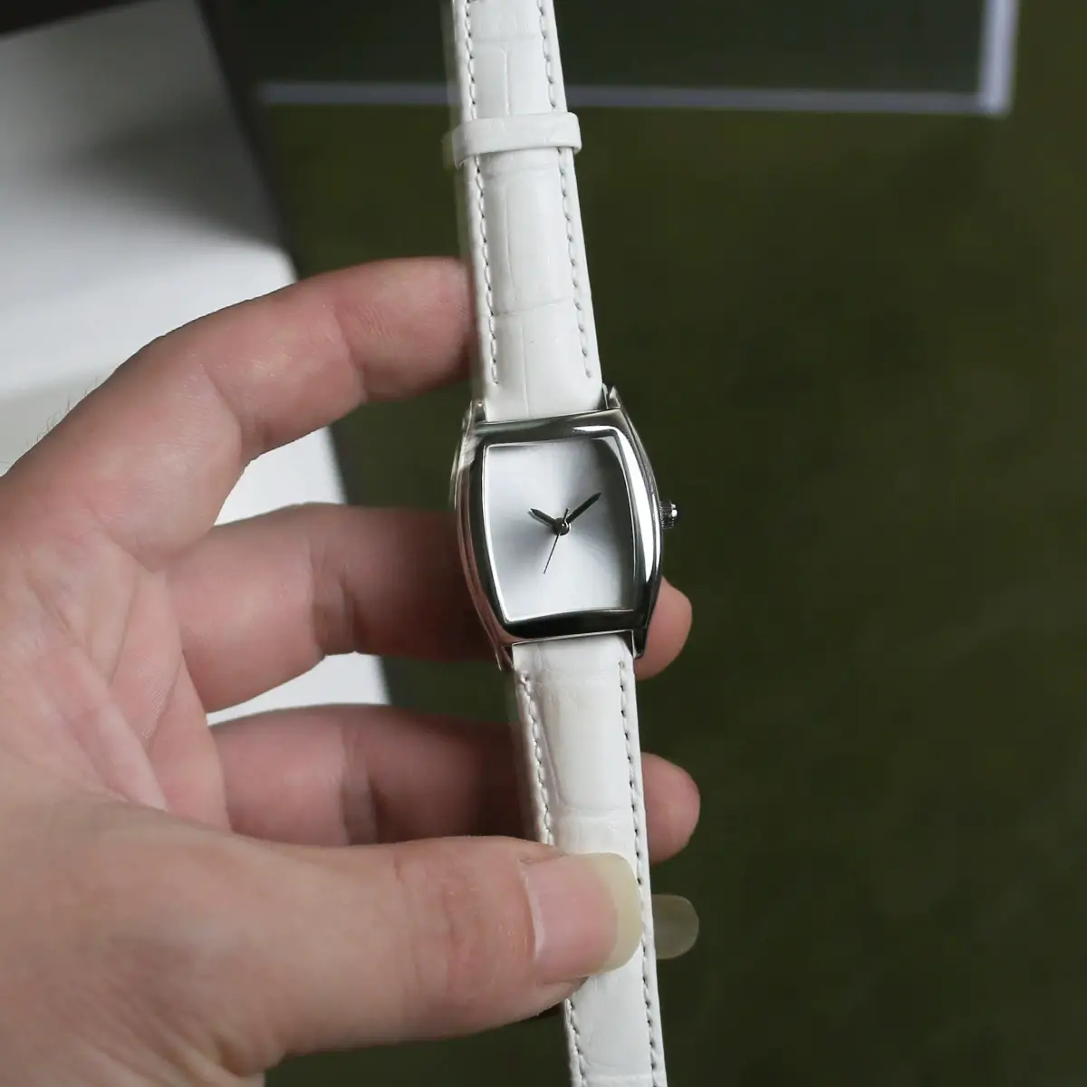 Women's Light Luxury Watch 2026 Black Blue White — feature 16