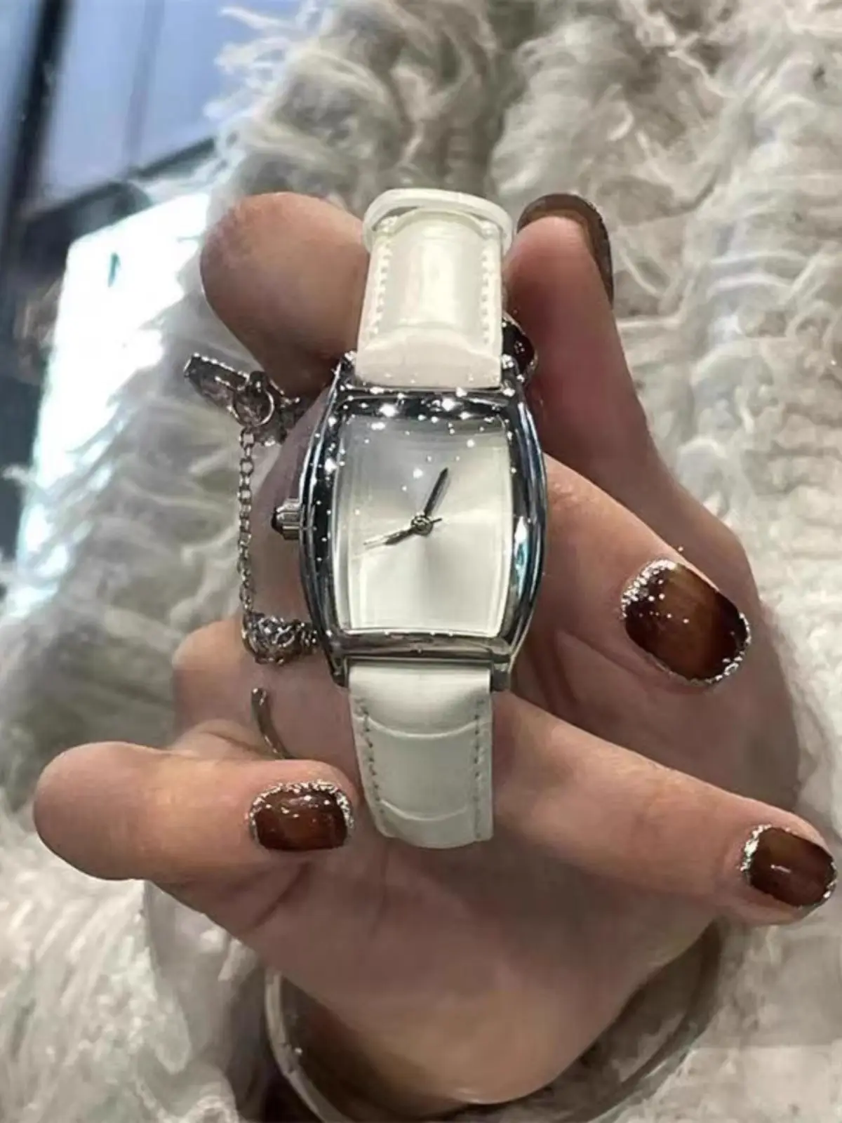 Women's Light Luxury Watch 2026 Black Blue White — feature 3