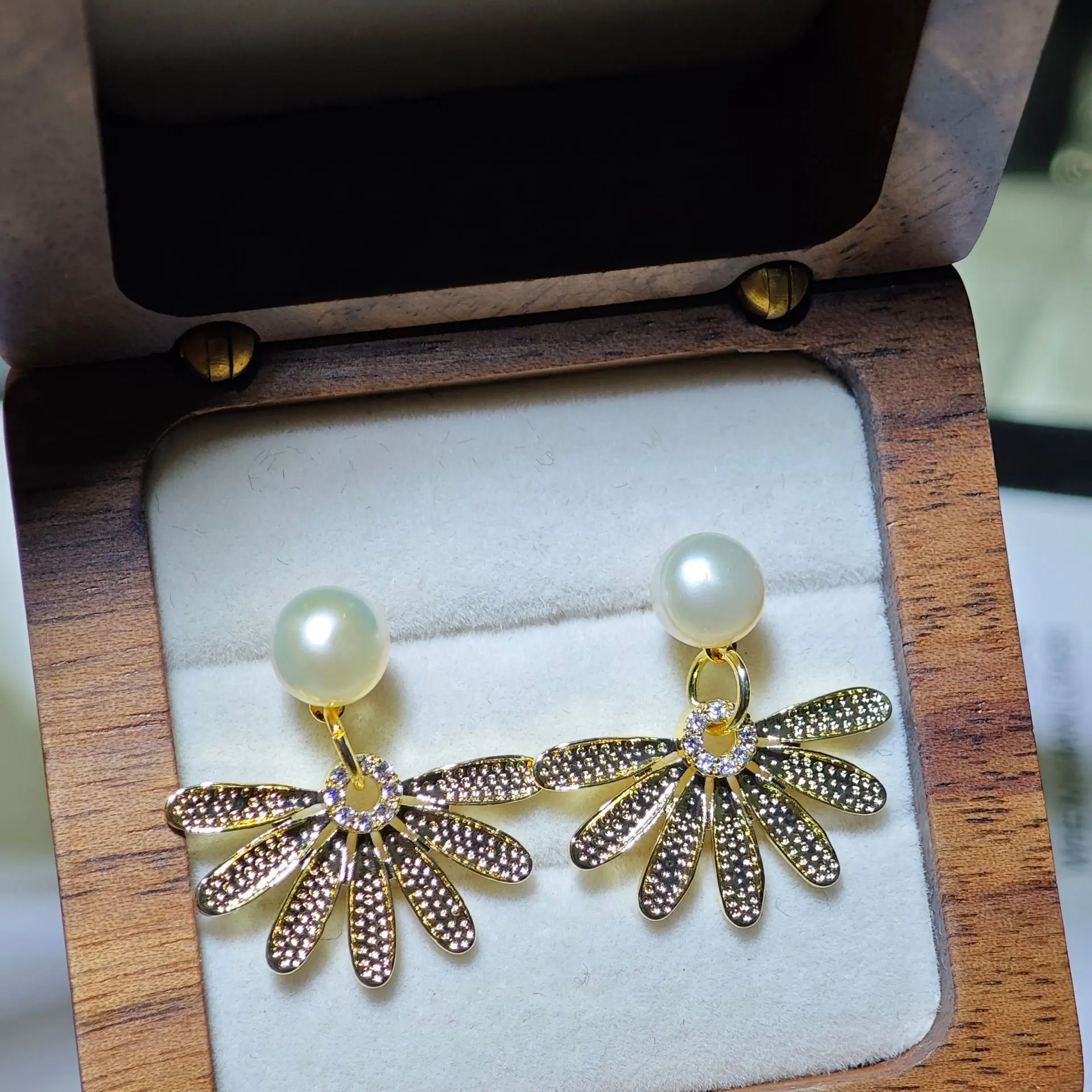 S925 Silver Pearl Four-Leaf Clover Earrings - Image 14
