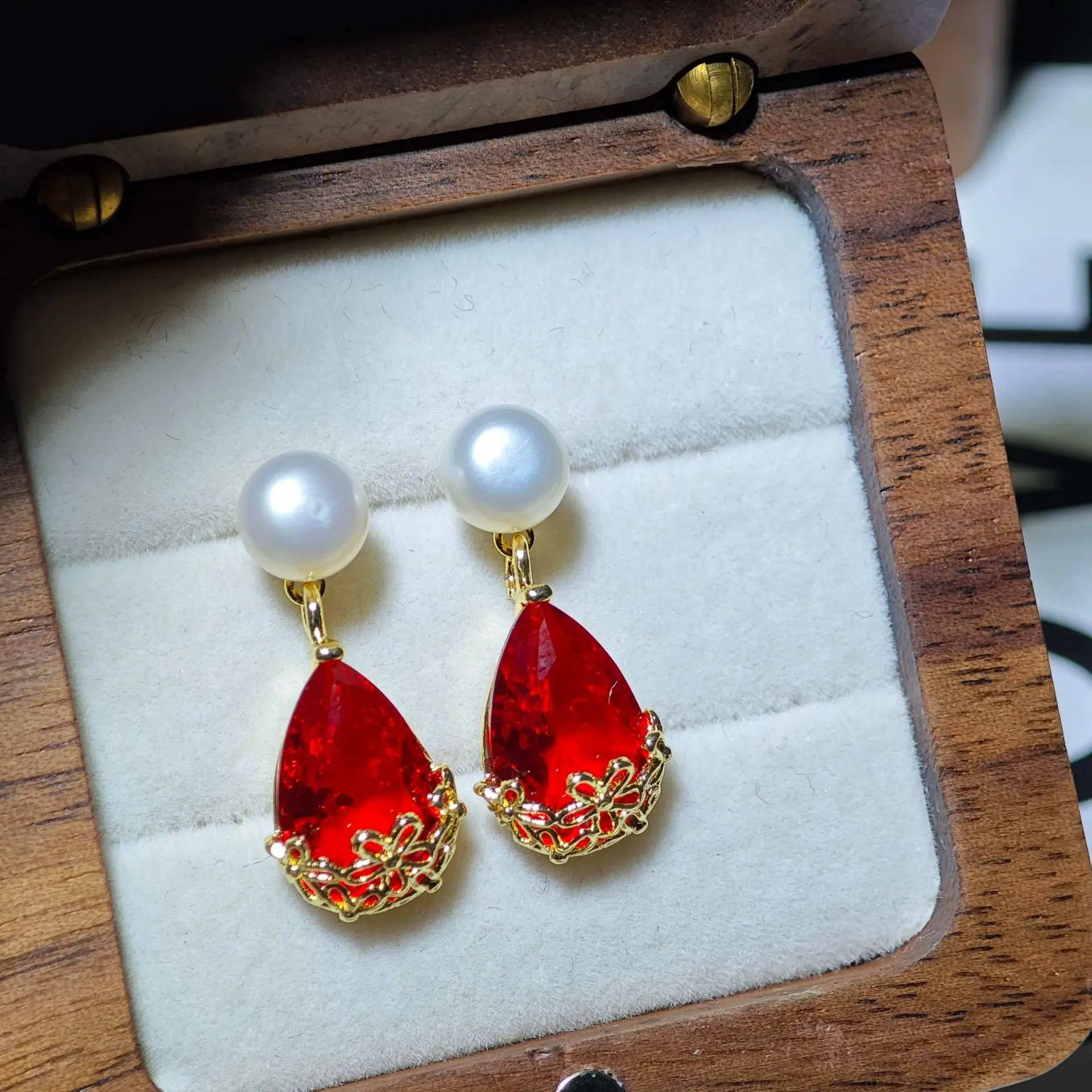 S925 Silver Pearl Four-Leaf Clover Earrings — feature 7
