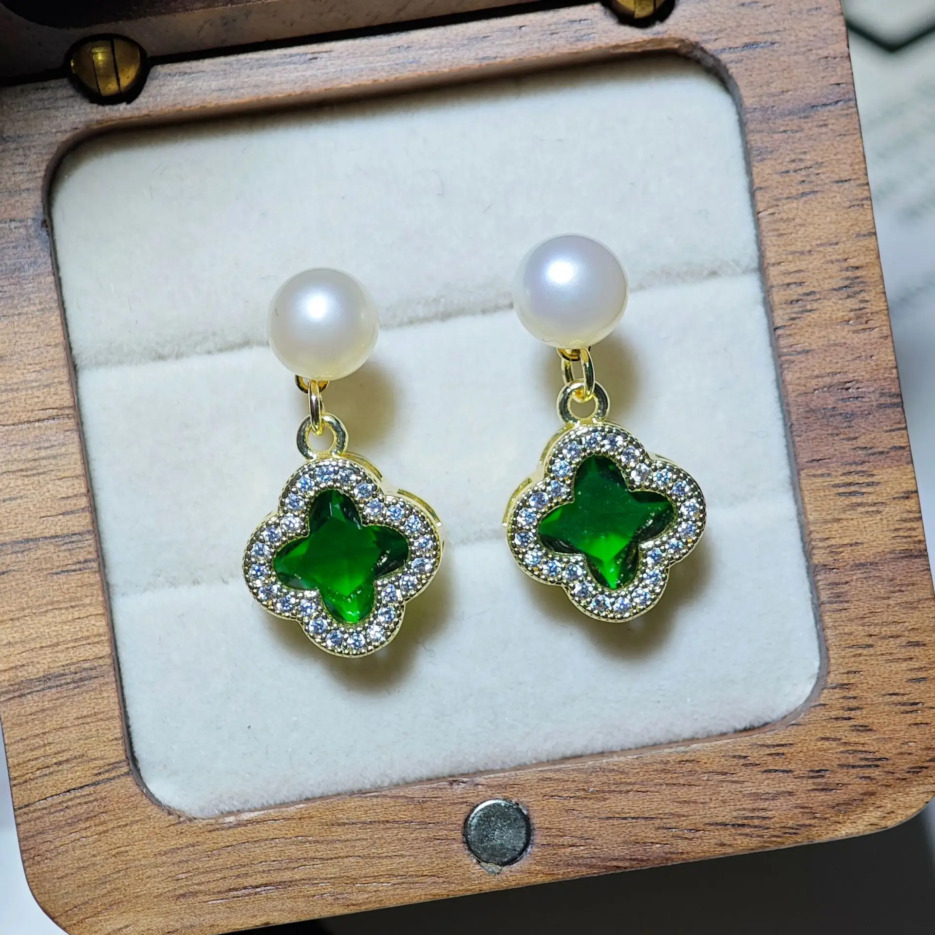 S925 Silver Pearl Four-Leaf Clover Earrings — feature 11