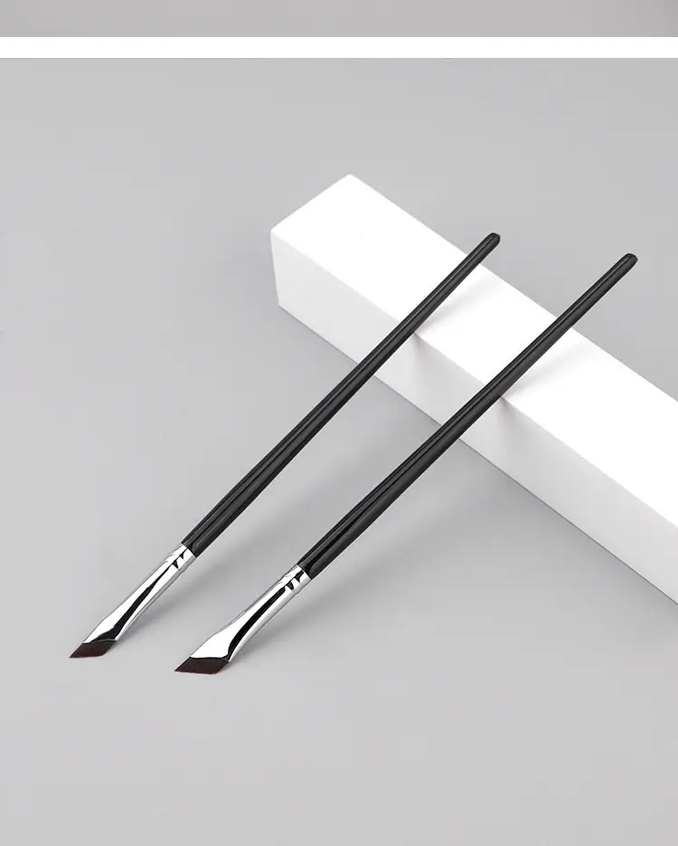 Oblique Eyeliner Brush for Blending & Precision — feature 28