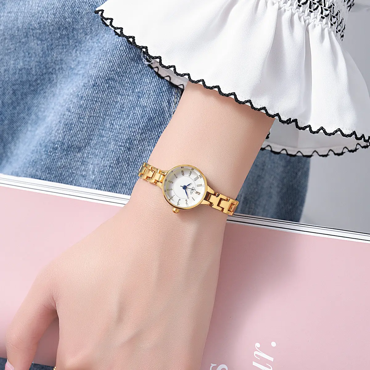 Gold Women's Quartz Watch with Steel Band - Image 6