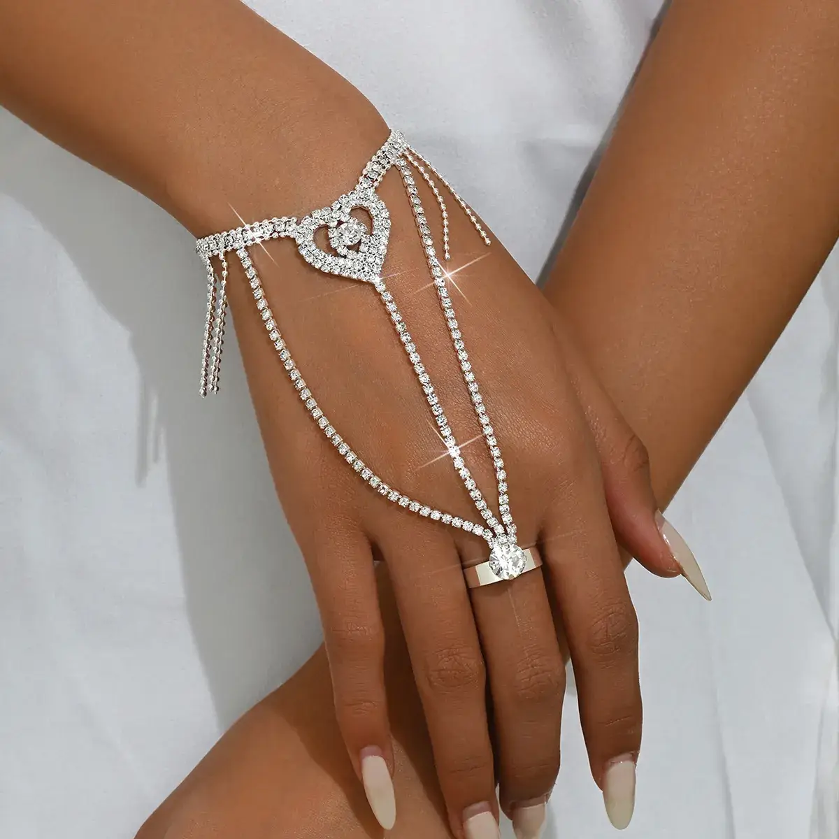 Super Flash Diamond Butterfly Bracelet Light Luxury Elegant — feature 1