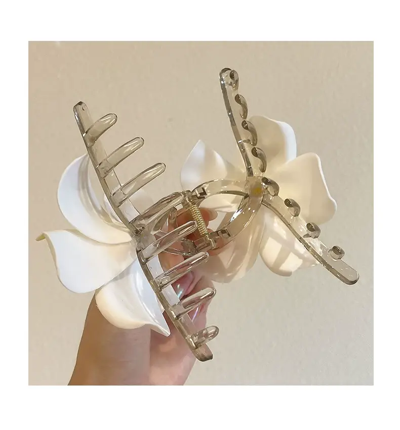 Plumed Hair Clip for Women Summer 2024 — feature 11