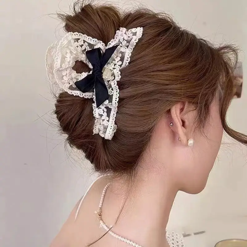 Lace Grab Clip