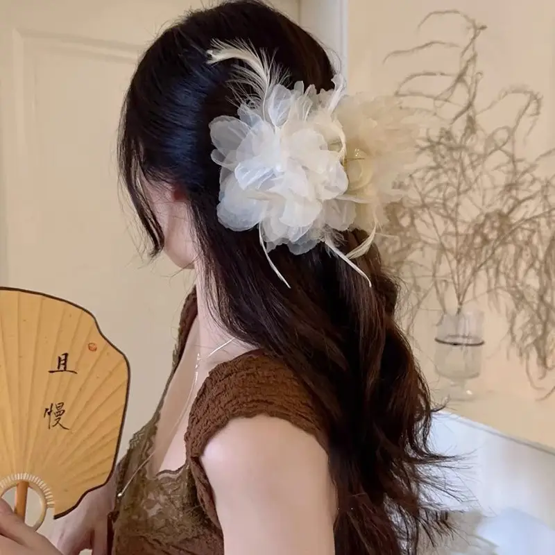 Rice white large flower feather grip clip