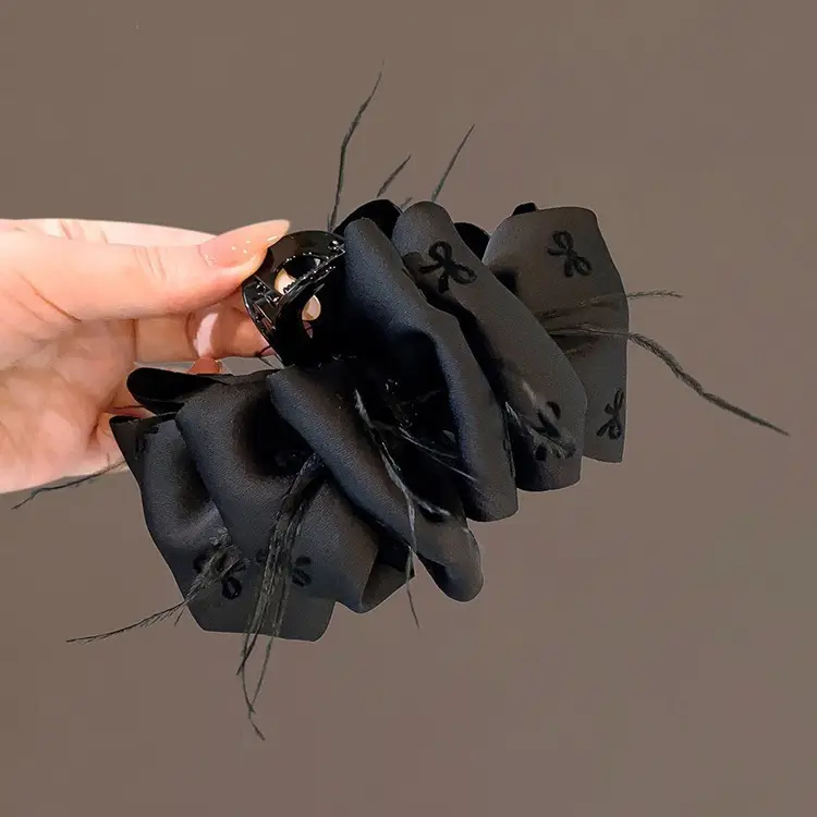 Black (feather) print bubble grip clip