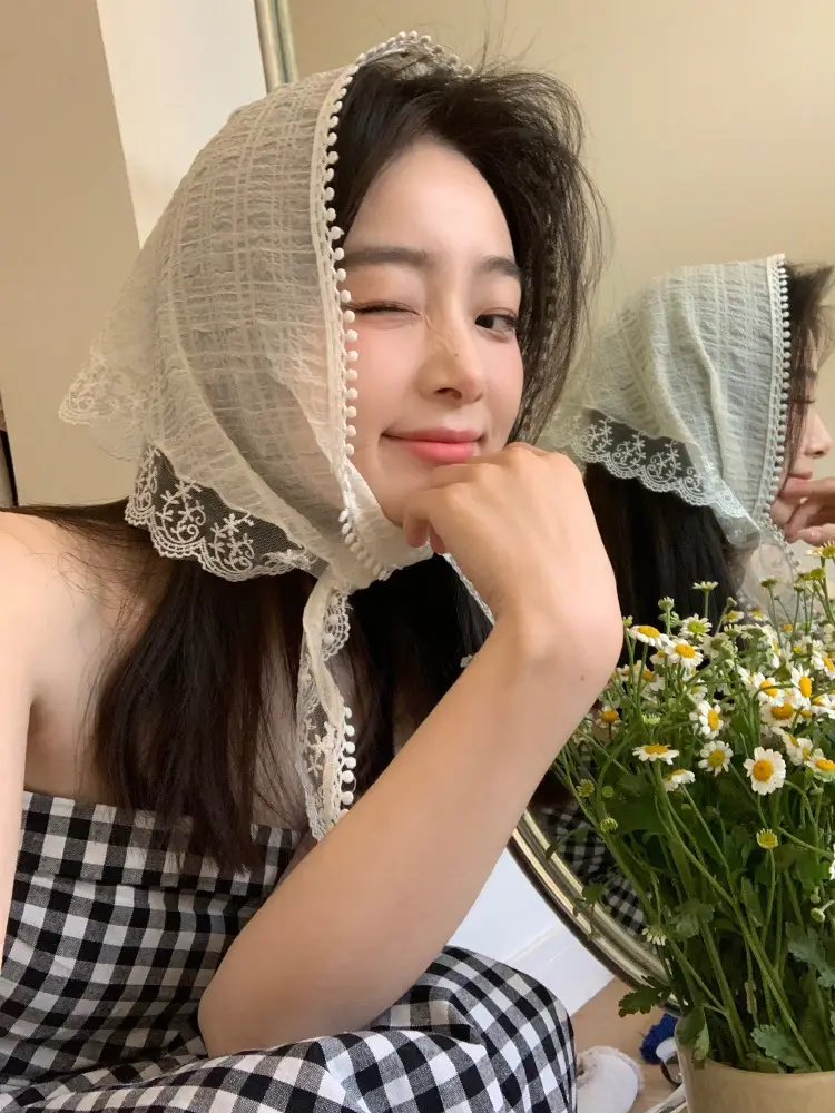 French Lace Triangle Scarf Beige Western Decorative Headscarf — feature 2