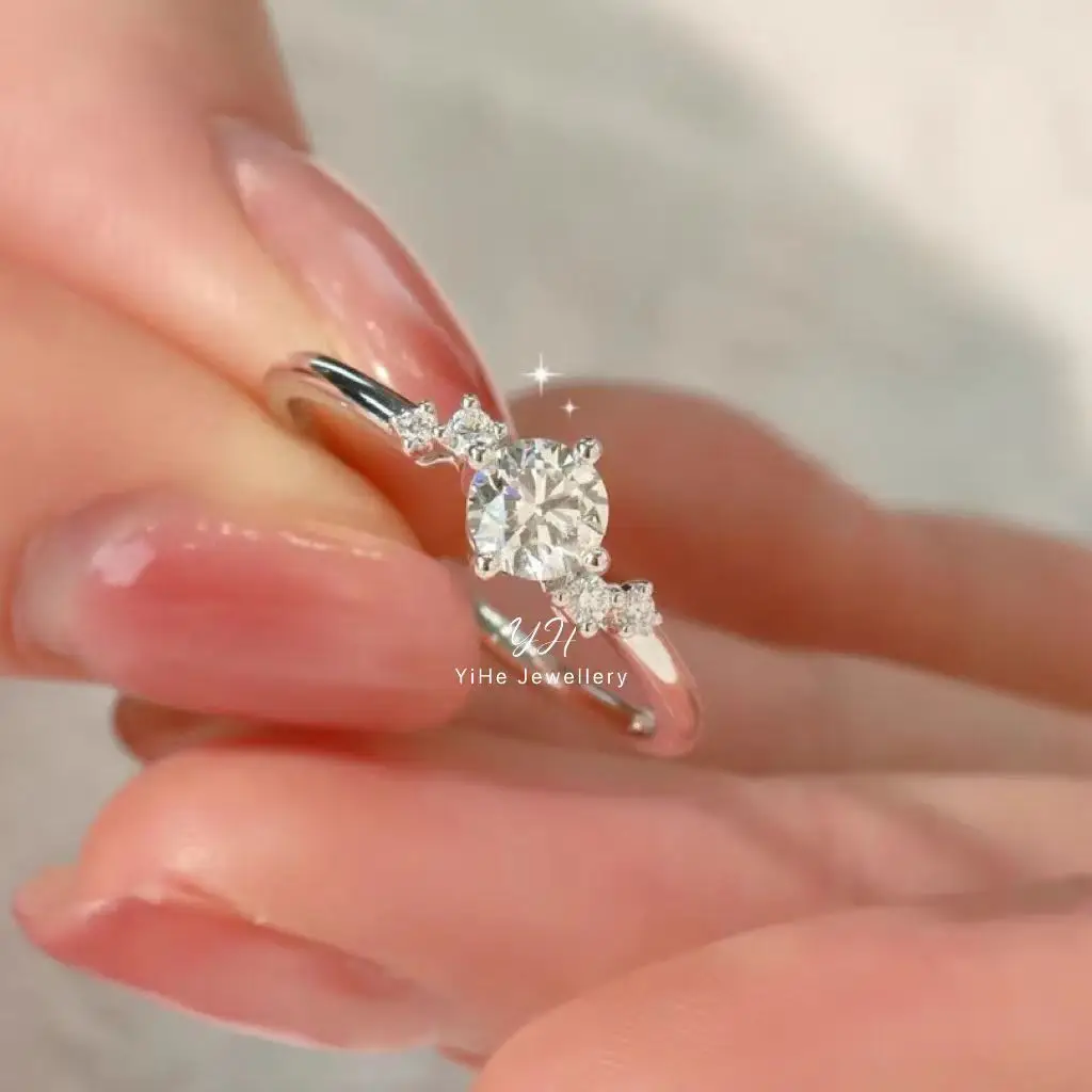 S925 Sterling Silver Four Claw Moissanite Wedding Ring — feature 5