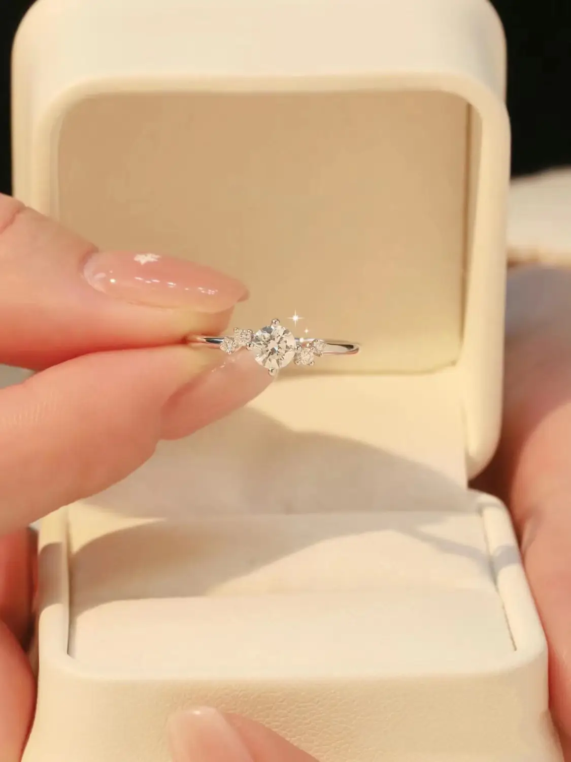 S925 Sterling Silver Four Claw Moissanite Wedding Ring — feature 7