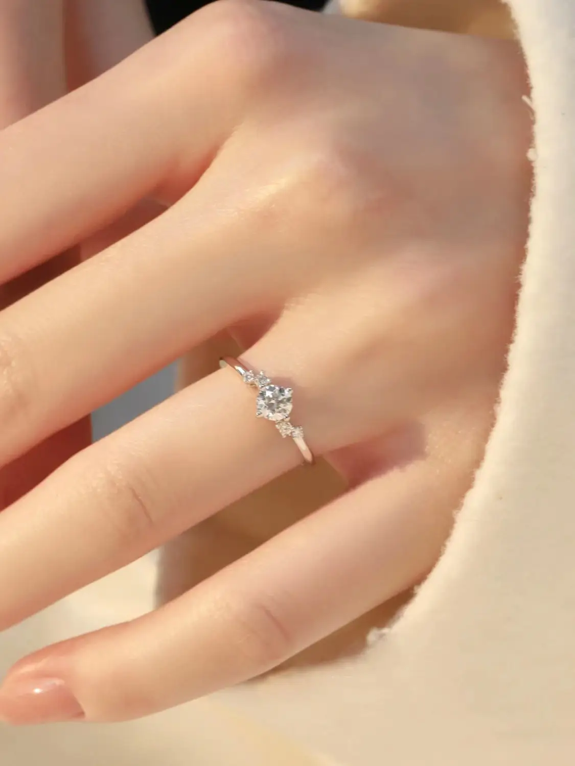 S925 Sterling Silver Four Claw Moissanite Wedding Ring — feature 8