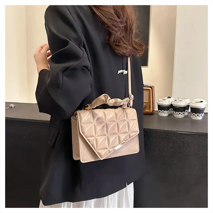 White Pleated Shoulder Bag for Women 2024 Spring — feature 14