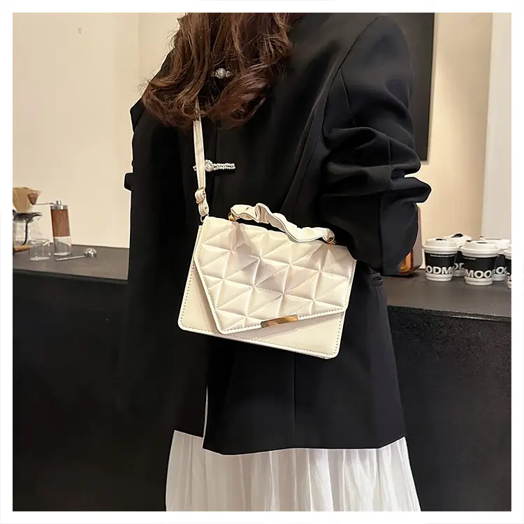 White Pleated Shoulder Bag for Women 2024 Spring — feature 17