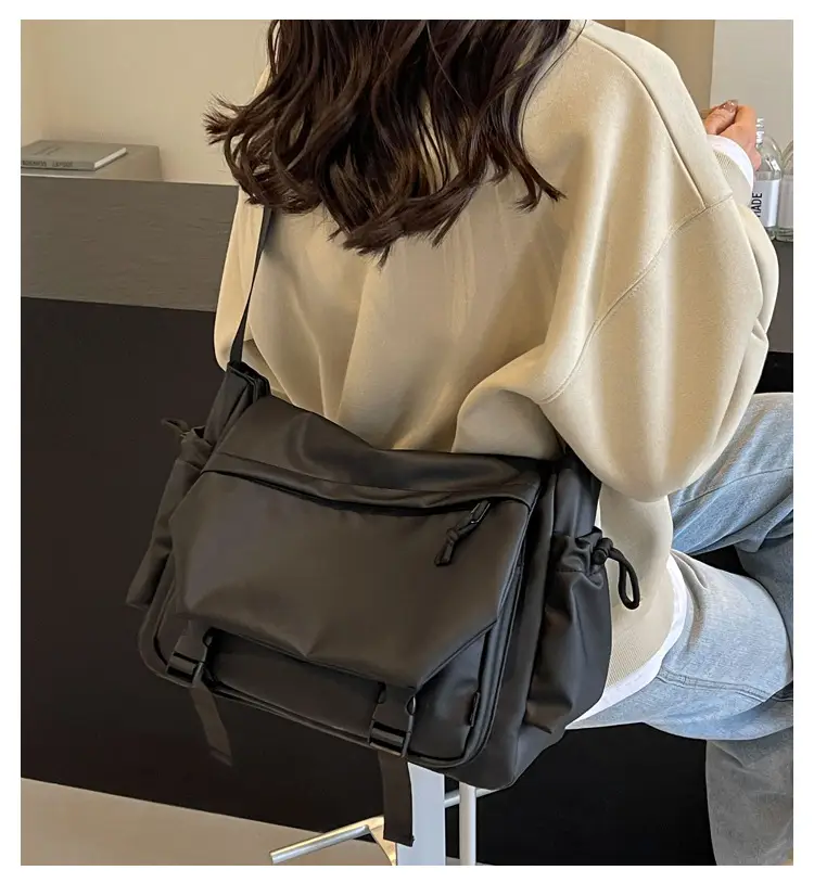 2026 Men's Large Capacity Water Resistant Crossbody Bag — feature 2