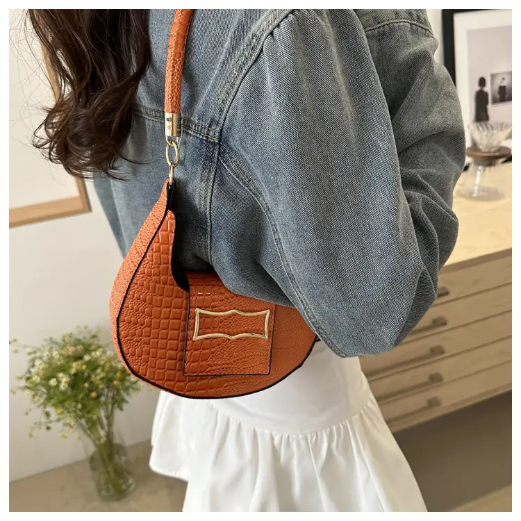 Women's Crocodile Pattern Shoulder Bag Cream 2024 — feature 14