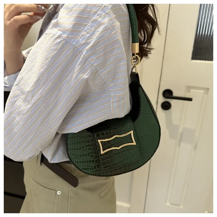 Women's Crocodile Pattern Shoulder Bag Cream 2024 — feature 18