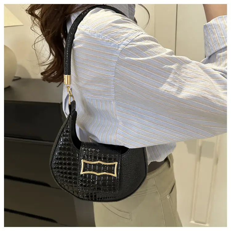Women's Crocodile Pattern Shoulder Bag Cream 2024 — feature 20