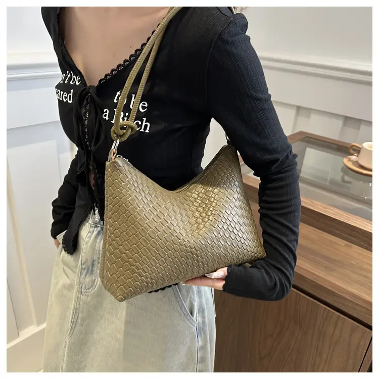 Women's Woven Underarm Bag Large Capacity Spring 2024 — feature 13