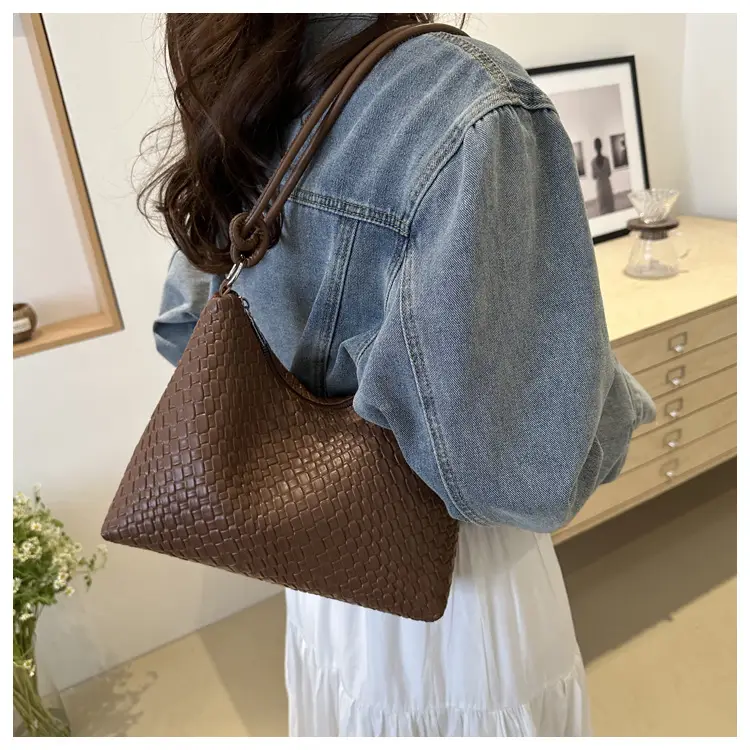 Women's Woven Underarm Bag Large Capacity Spring 2024 — feature 15
