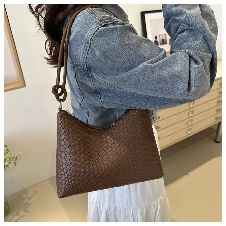 Women's Woven Underarm Bag Large Capacity Spring 2024 — feature 16