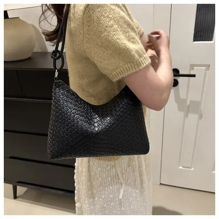 Women's Woven Underarm Bag Large Capacity Spring 2024 — feature 18