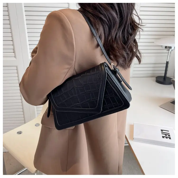 2026 Croc Underarm Bag Black White Crossbody — feature 22