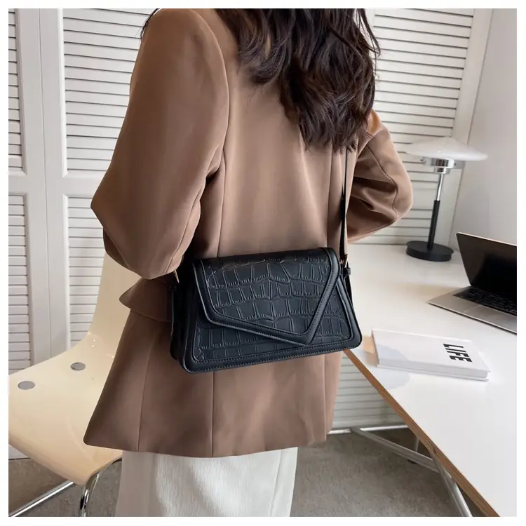 2026 Croc Underarm Bag Black White Crossbody — feature 24