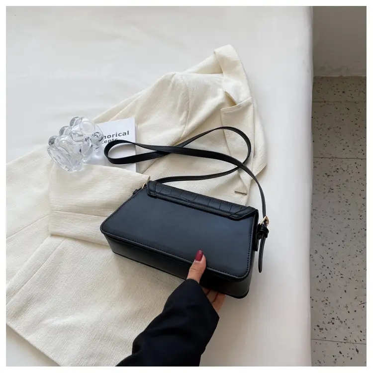 2026 Croc Underarm Bag Black White Crossbody — feature 36
