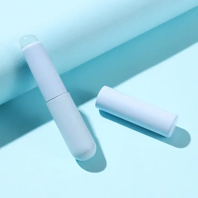 Silicone Lip Brush with Cover & Concealer - Image 5